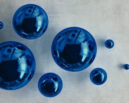 COLOR BLUE